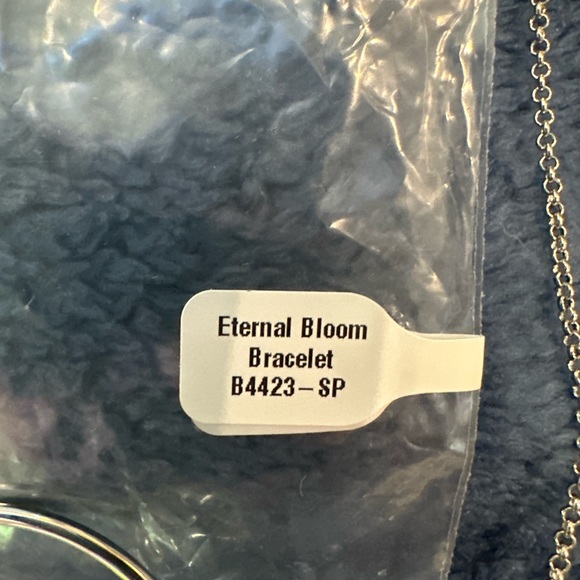 Beautiful NWOT Flower Enamel and Swarovski Bangle and Pendant Necklace - Picture 4 of 7